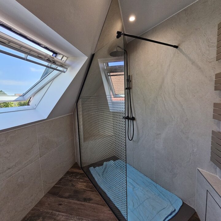 Paroi de douche en verre sur-mesure avec impression numérique