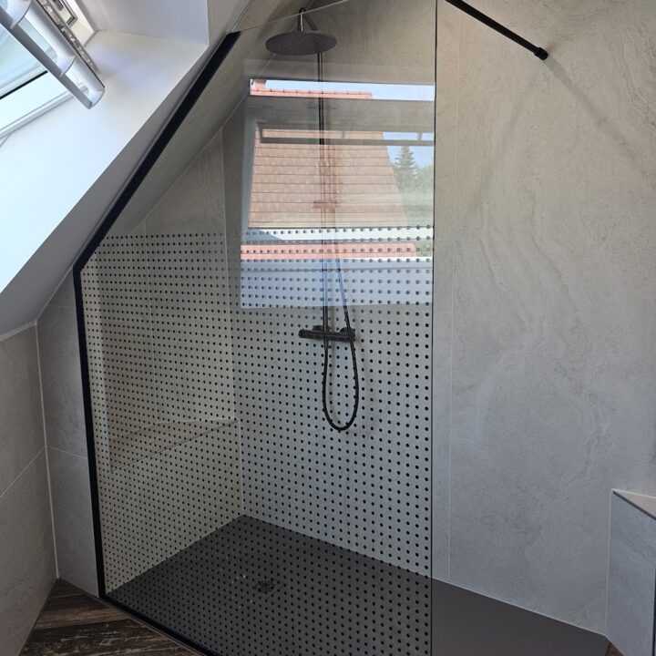 Paroi de douche en verre sur-mesure avec impression numérique