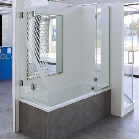 Pare-baignoire en verre mobile